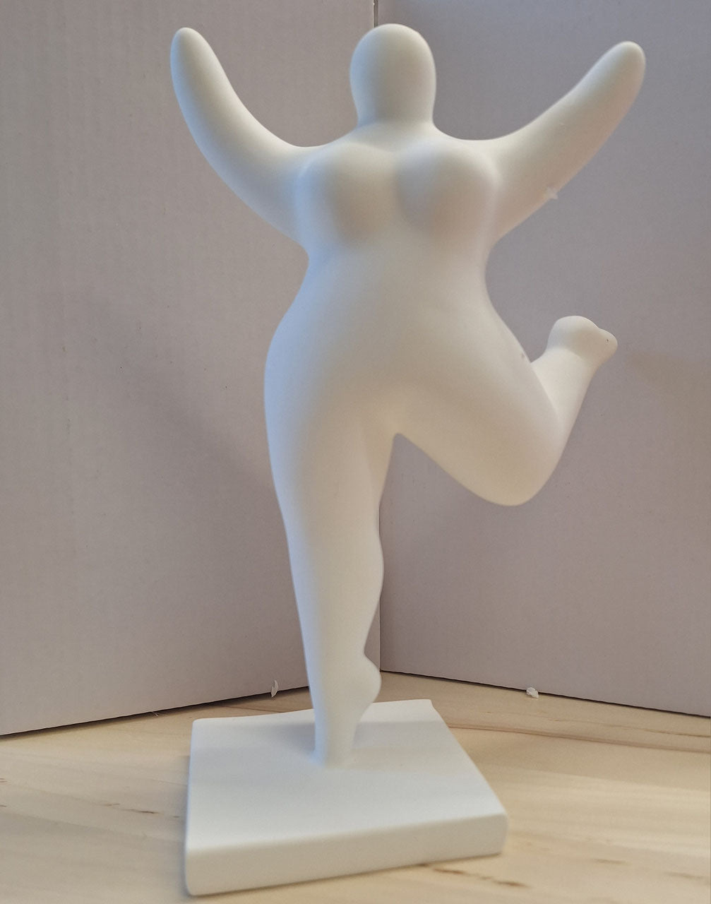 2x  Polystone dikke dames beeldje | 20 cm | Zelf schilderen   Dansend