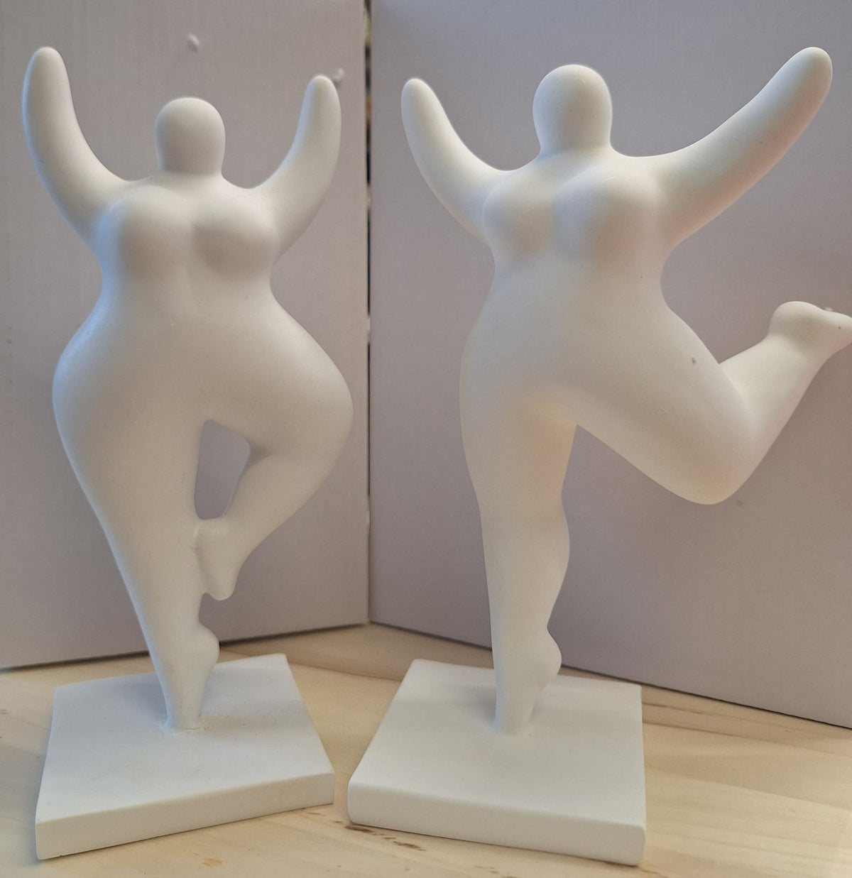 2X Set Polystone dikke dames beeldje | 20 cm | Zelf schilderen  Staand en Dansend